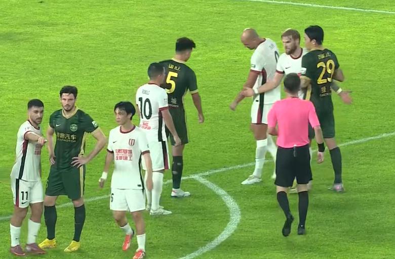 轮联赛保持, 两队在中超, 周定洋凌空